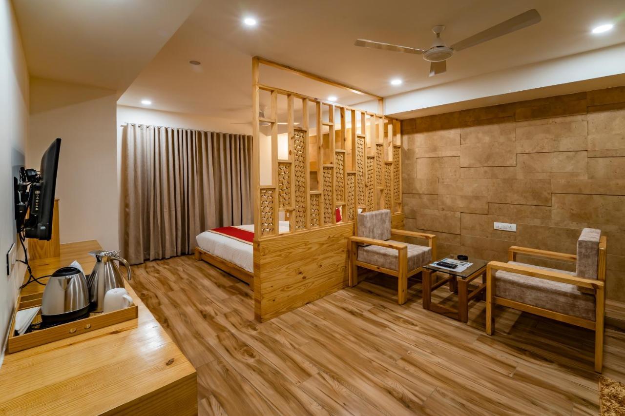 Hotel Pleasant Lake Ahmedabad Exterior foto