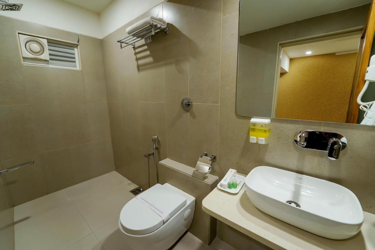 Hotel Pleasant Lake Ahmedabad Exterior foto