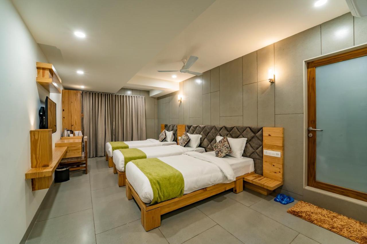 Hotel Pleasant Lake Ahmedabad Exterior foto